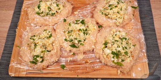 Зразы из куриного фарша с сыром и яйцами
