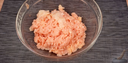 Зразы из куриного фарша с сыром и яйцами