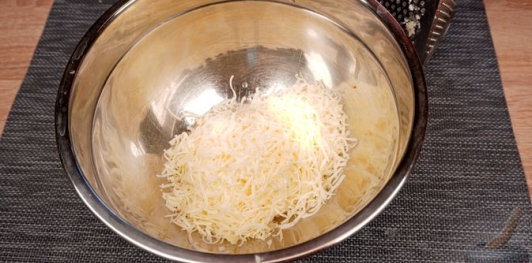 Зразы из куриного фарша с сыром и яйцами