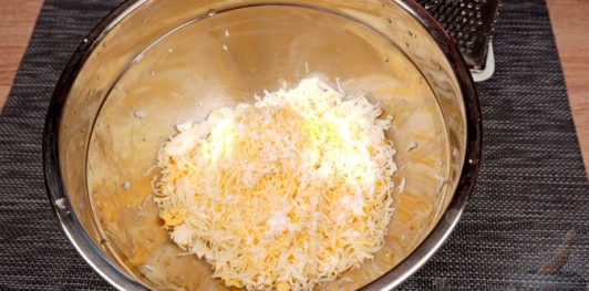 Зразы из куриного фарша с сыром и яйцами