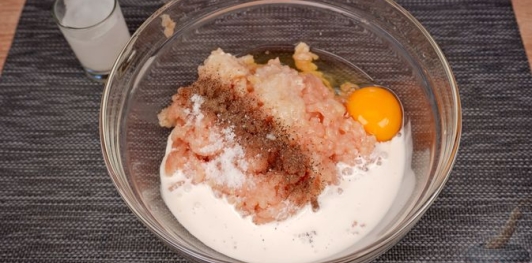 Зразы из куриного фарша с сыром и яйцами