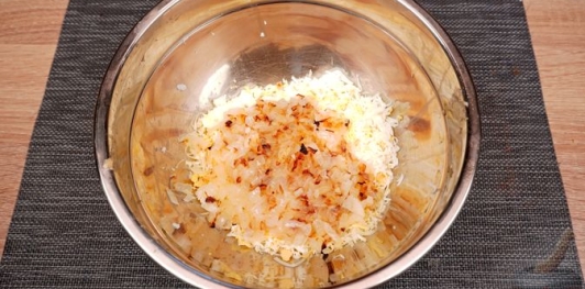Зразы из куриного фарша с сыром и яйцами