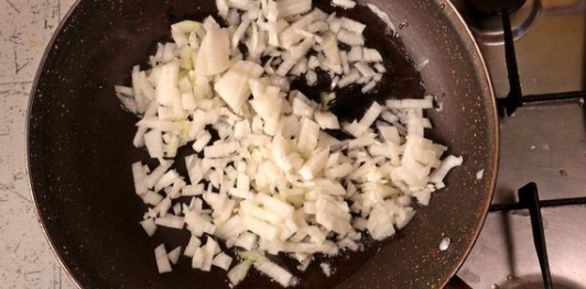 Зразы из куриного фарша с сыром и яйцами