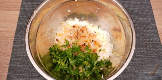 Зразы из куриного фарша с сыром и яйцами