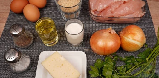 Зразы из куриного фарша с сыром и яйцами
