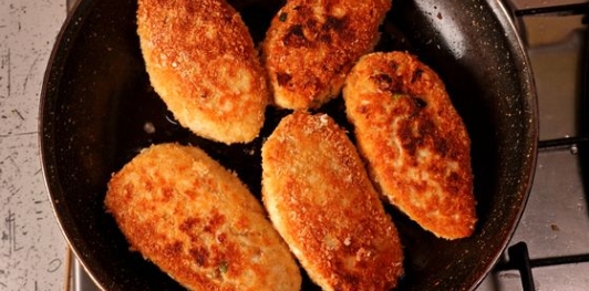Зразы из куриного фарша с сыром и яйцами