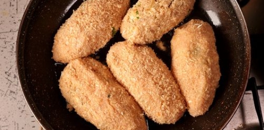 Зразы из куриного фарша с сыром и яйцами