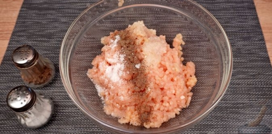 Зразы из куриного фарша с сыром и яйцами