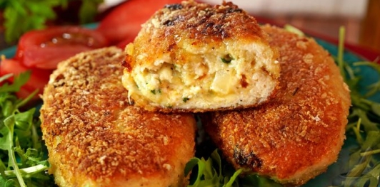 Зразы из куриного фарша с сыром и яйцами