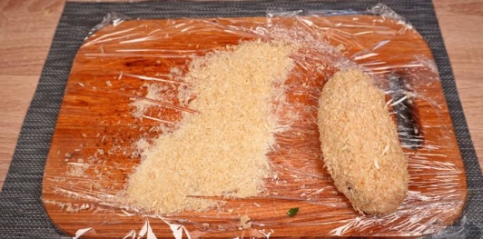 Зразы из куриного фарша с сыром и яйцами