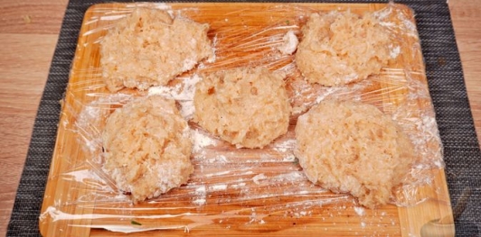 Зразы из куриного фарша с сыром и яйцами