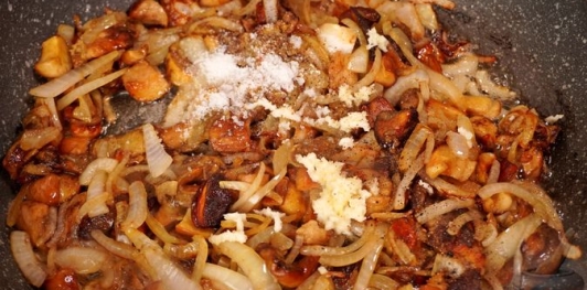 Белые грибы, запечённые с сыром и сметаной