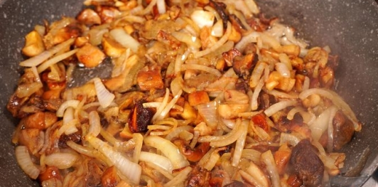 Белые грибы, запечённые с сыром и сметаной