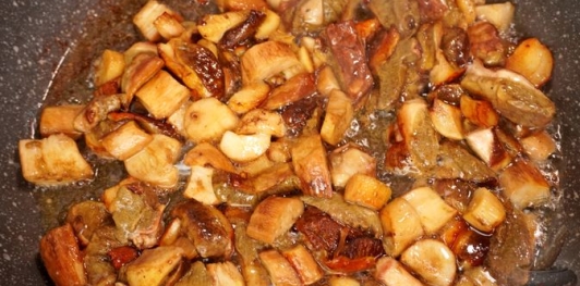 Белые грибы, запечённые с сыром и сметаной