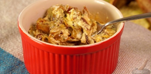 Белые грибы, запечённые с сыром и сметаной