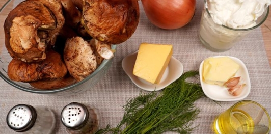 Белые грибы, запечённые с сыром и сметаной