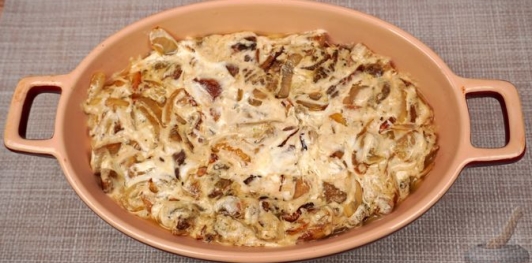 Белые грибы, запечённые с сыром и сметаной