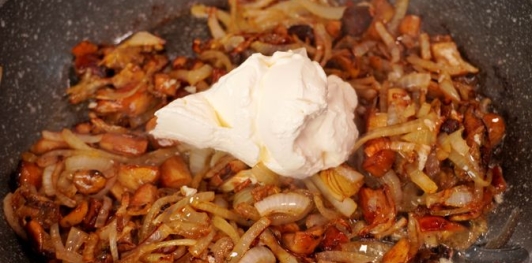 Белые грибы, запечённые с сыром и сметаной