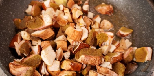 Белые грибы, запечённые с сыром и сметаной