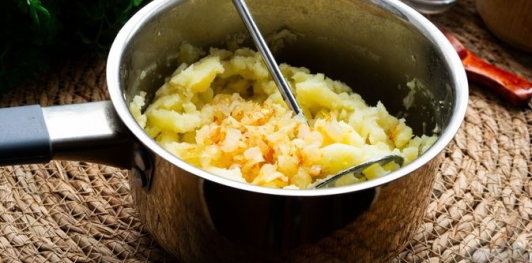 Бездрожжевые пирожки на сметане, с картофелем, сыром и жареным луком