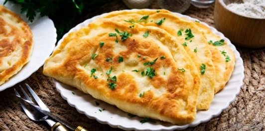 Бездрожжевые пирожки на сметане, с картофелем, сыром и жареным луком