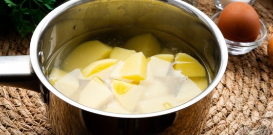 Бездрожжевые пирожки на сметане, с картофелем, сыром и жареным луком