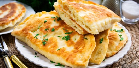 Бездрожжевые пирожки на сметане, с картофелем, сыром и жареным луком