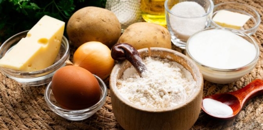 Бездрожжевые пирожки на сметане, с картофелем, сыром и жареным луком