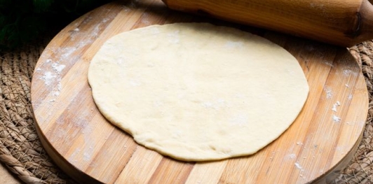 Бездрожжевые пирожки на сметане, с картофелем, сыром и жареным луком