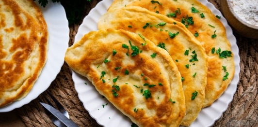 Бездрожжевые пирожки на сметане, с картофелем, сыром и жареным луком