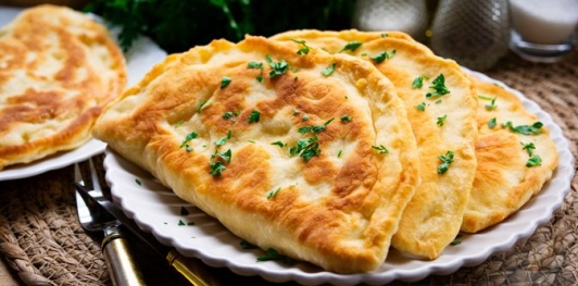 Бездрожжевые пирожки на сметане, с картофелем, сыром и жареным луком