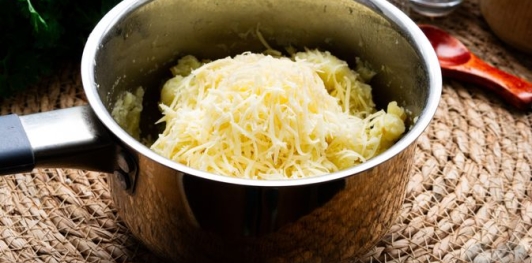 Бездрожжевые пирожки на сметане, с картофелем, сыром и жареным луком