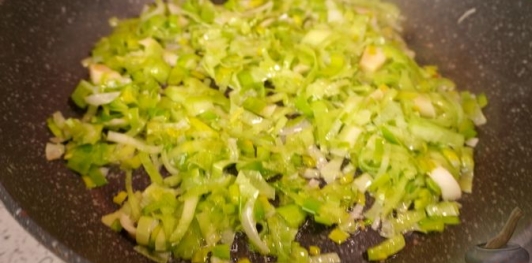 Форель, фаршированная морковью и луком-пореем, в духовке