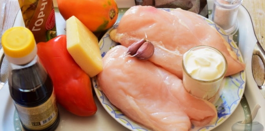 Куриное филе, запечённое с болгарским перцем, помидорами и сыром