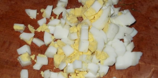 Помидоры, фаршированные сыром, яйцом и майонезом