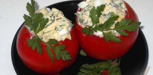 Помидоры, фаршированные сыром, яйцом и майонезом