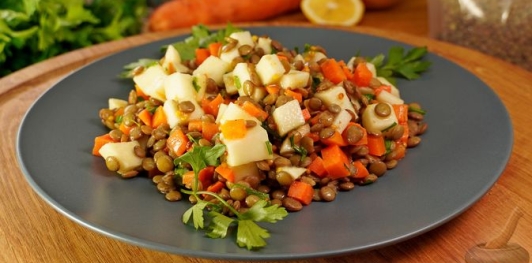 Салат из чечевицы, моркови и яблок