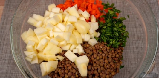 Салат из чечевицы, моркови и яблок