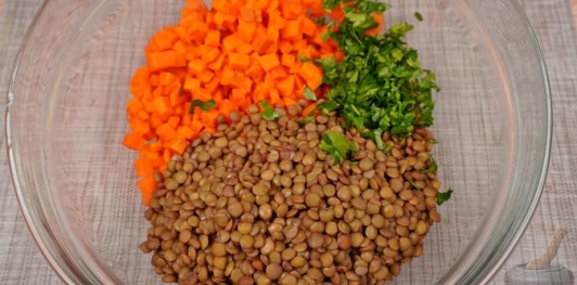 Салат из чечевицы, моркови и яблок