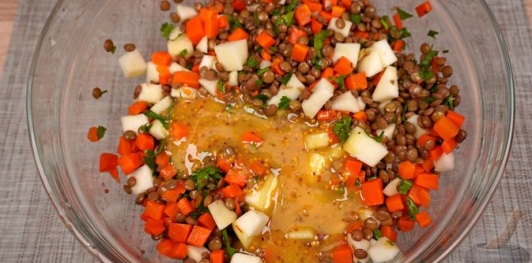 Салат из чечевицы, моркови и яблок