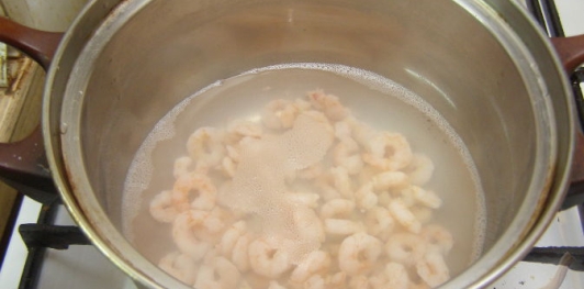 Салат из креветок с курицей и ананасами