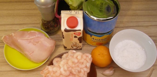 Салат из креветок с курицей и ананасами