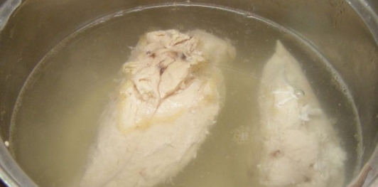Салат из креветок с курицей и ананасами