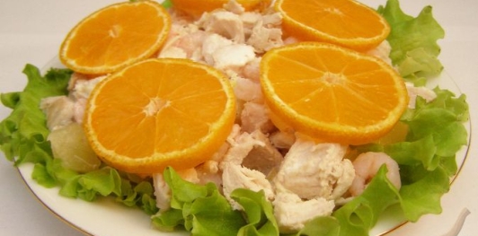 Салат из креветок с курицей и ананасами