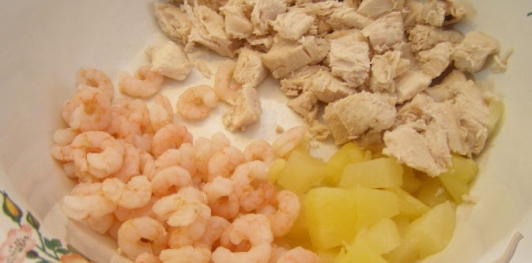 Салат из креветок с курицей и ананасами