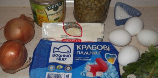 Салат из кукурузы и зеленого горошка с крабовыми палочками
