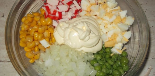 Салат из кукурузы и зеленого горошка с крабовыми палочками