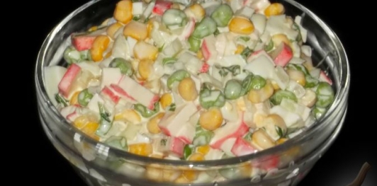 Салат из кукурузы и зеленого горошка с крабовыми палочками