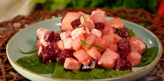 Салат со свёклой, грушей и брынзой