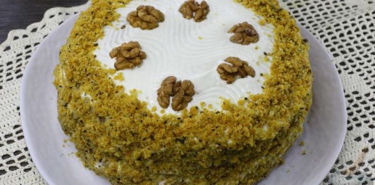 Тыквенно-апельсиновый торт с грецкими орехами и сметанным кремом
